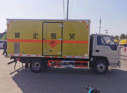 余江爆破器材运输车工人安全操作规范与智能技术保障